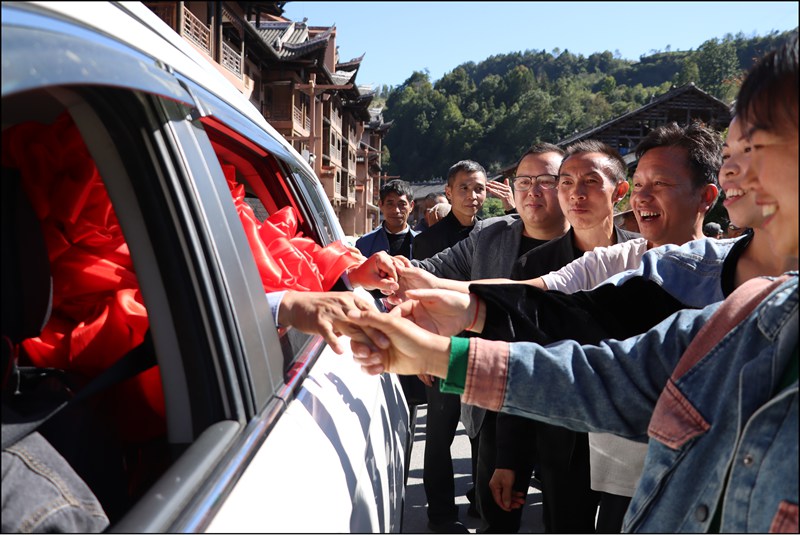 村民牽著朱涌的手不愿其離開。圖片由獨山縣融媒體中心提供