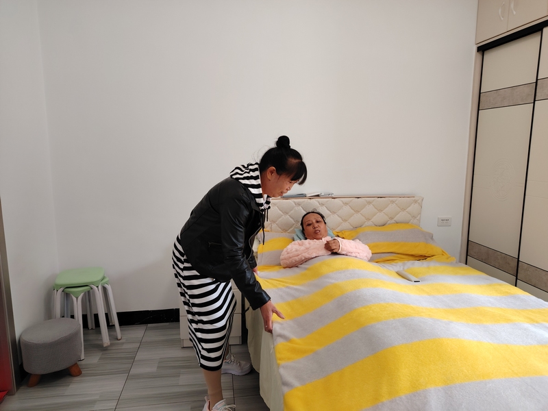 鄒玉為妹妹整理被子。劉虹艷攝