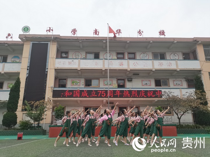 學生正在課間加緊排練歌舞表演《讀書郎》。人民網 黃小桃攝