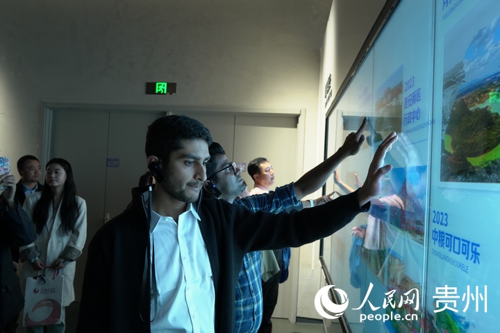 展廳內擺放了多塊互動式展示屏。人民網 陽茜攝