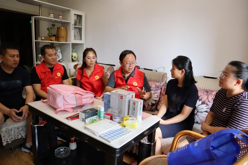 3南明區稅務局黨委與“徐媽媽愛心基金”公益小隊一行為特殊人群送去溫暖