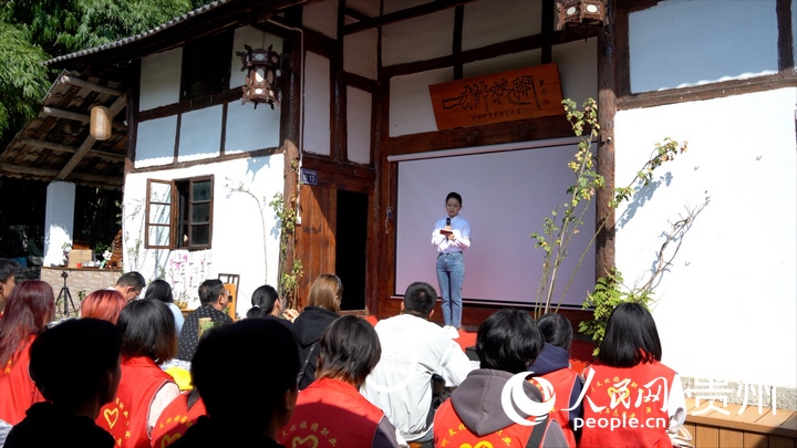 王韋韋老師進行貴州黨史音樂課宣講。人民網 陽茜攝