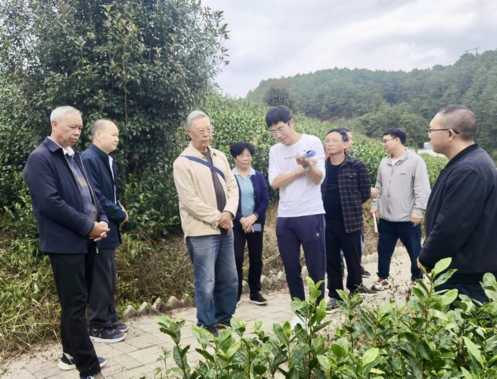 圖為黔西南州關工委調研興仁市科技服務示范基地。