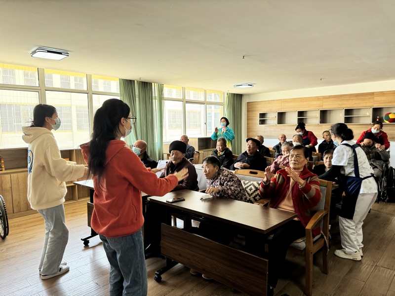 工作人員帶領老人們做康復訓練.jpg