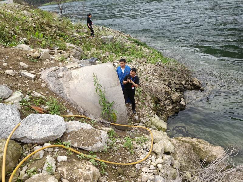 5執法人員沿河對污水溢流口封堵情況進行復核.jpg