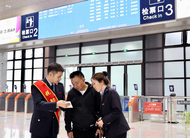 聯合服務團隊向旅客宣傳“電子客票”并輔導開具。何博攝