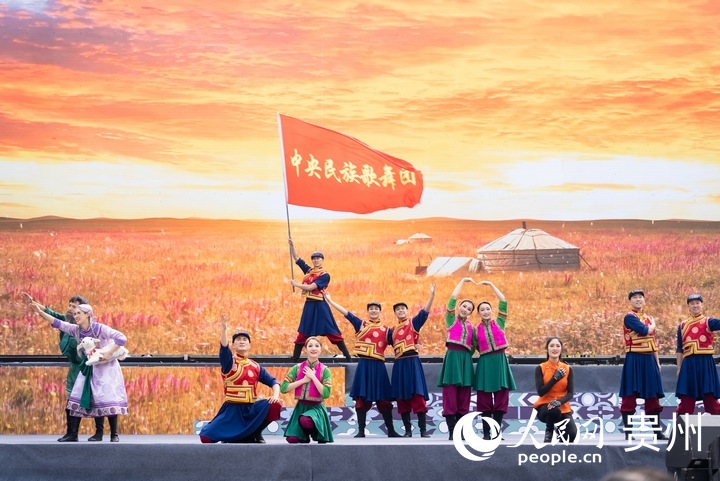 玉屏侗族自治縣成立40周年慶祝大會現場，中央民族歌舞團以“中華民族一家親”為主題舉行慰問演出。人民網記者 涂敏攝