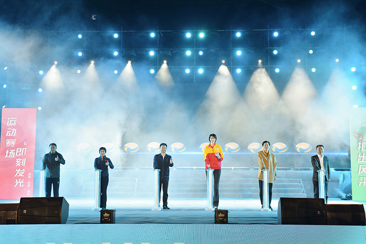 趙蕊蕊與嘉賓領導共同推動啟動桿。