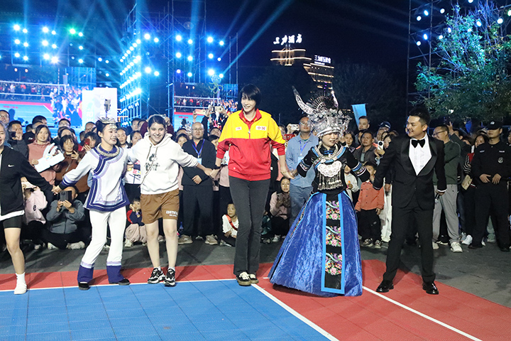 趙蕊蕊現場與少數民族觀眾、外國友人互動跳苗舞。