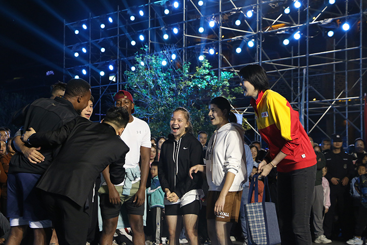 趙蕊蕊與外國友人互動。