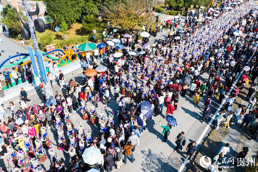 航拍巡游隊伍。人民網 陽茜攝