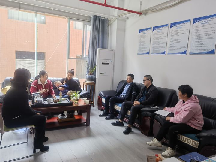 區殘聯在遵義市趣聯教育咨詢有限公司了解康復情況。