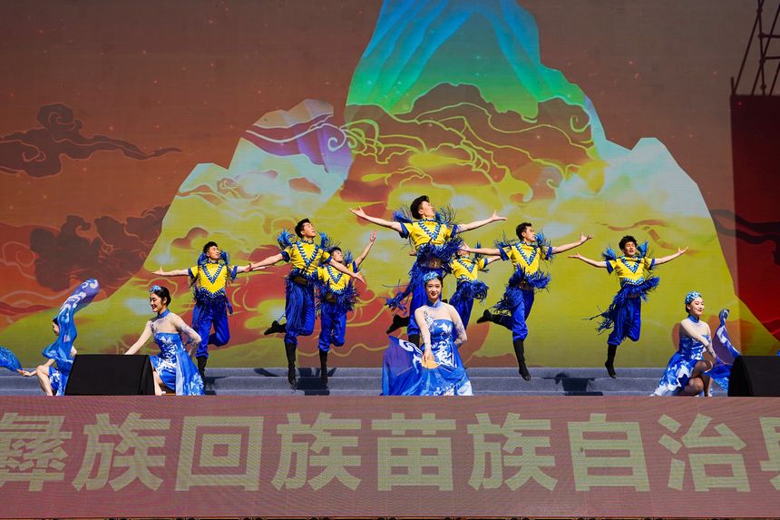 慰問演出現場，中央民族歌舞團演員在表演舞蹈《魚躍龍門步步高》。趙慶能攝