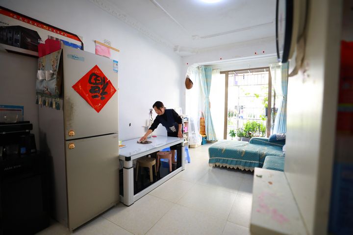 羅琪來在新家打掃衛生。楊家孟攝