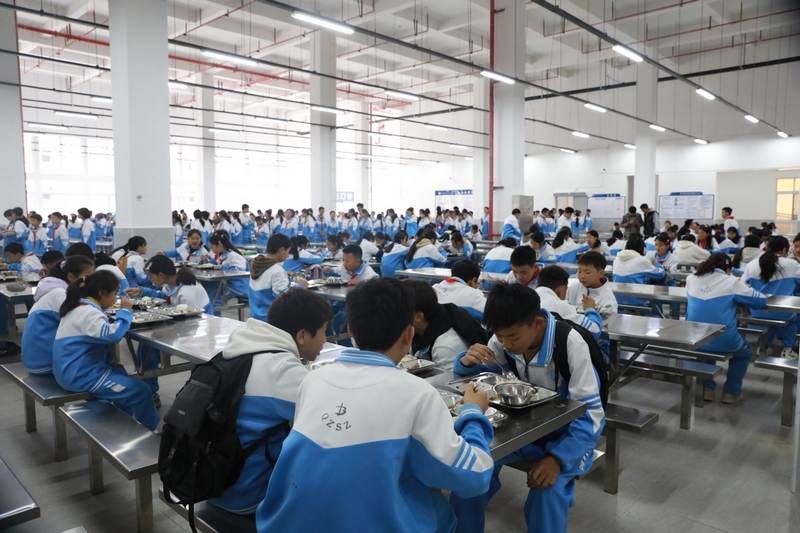 在食堂有序就餐的學生。彭克貴 攝