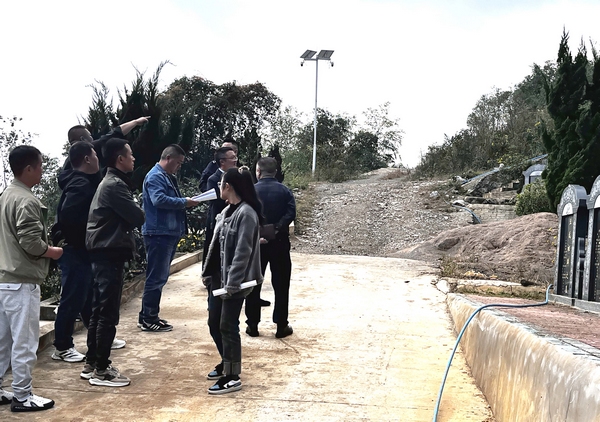 清鎮市相關部門到高山村公墓開展安葬墓位調查核實工作。