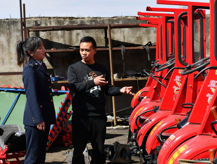 在威寧縣老陳家拖拉機廠，稅務人員調研產品產銷情況。張泉輝攝