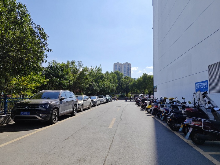 印江自治縣城區背街小巷一角。