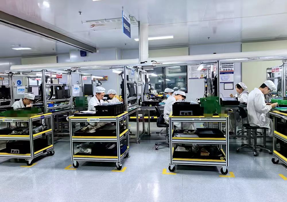 貴陽高新區三大產業生態圈內各家企業都鉚足干勁忙生產，開足馬力趕訂單。 陳佳藝攝