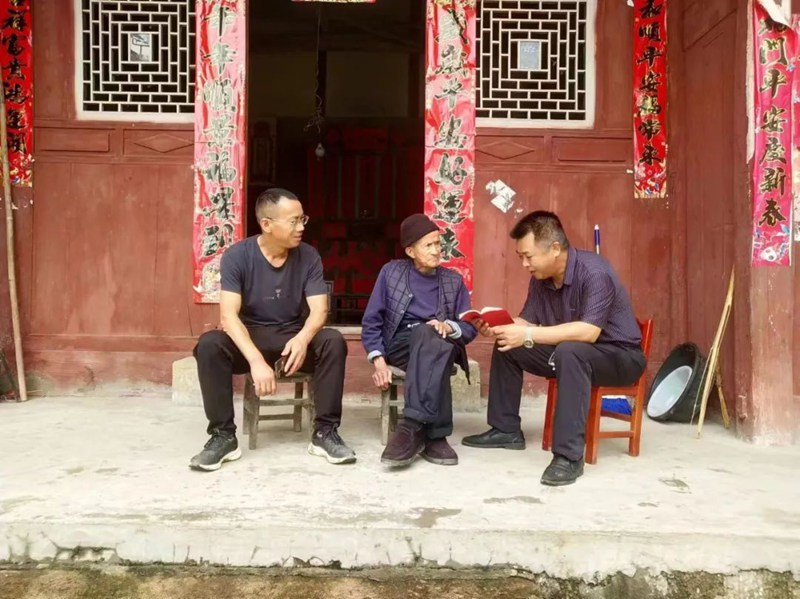 駐村干部征求趙國權對駐村工作的意見(王建紅 攝)