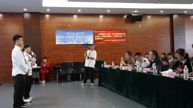 參賽隊伍與專家評委進行問答互動。郭露 攝