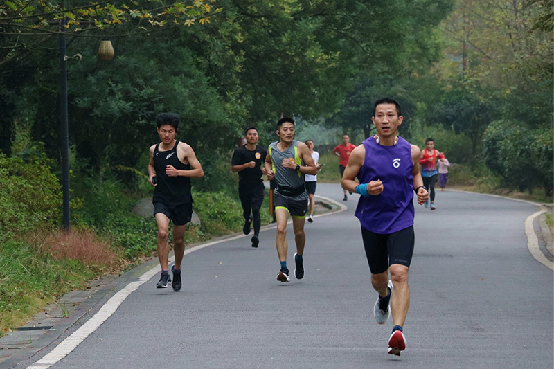 參賽選手在賽道上奔跑。謝宗政攝