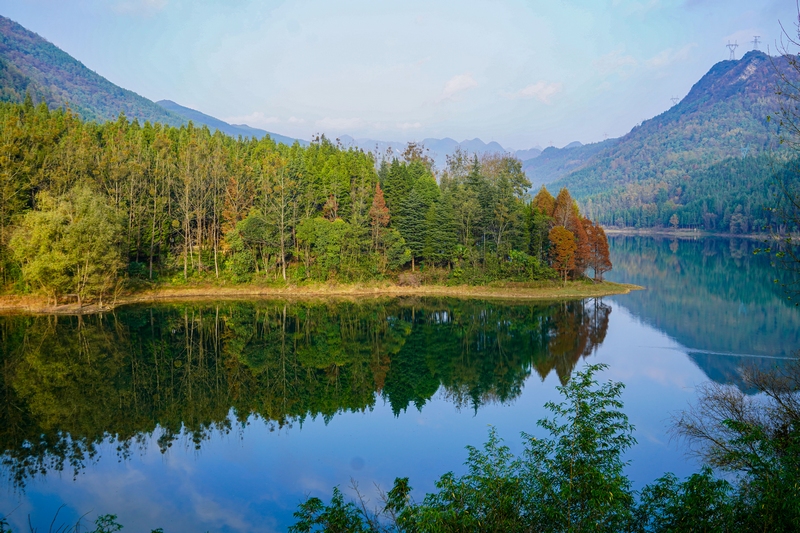 11月17日拍攝的貴州省六盤水市明湖國家濕地公園瑤池一角(2)(趙樺 攝)
