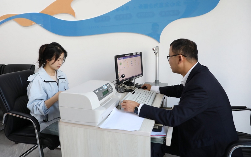 辦事群眾在“貴陽銀行業務咨詢中心”辦理業務。李齊 攝