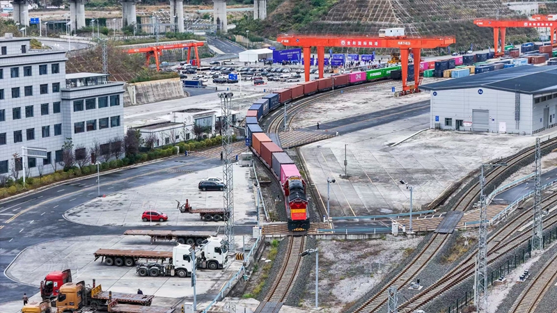貴州省動力型鋰電池全國鐵路試運首發。龍建睿