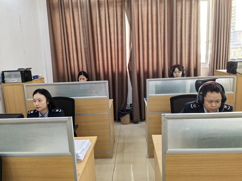 從江縣稅務局線上業務集約處理中心工作人員在崗。