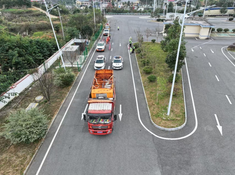 圖為11月14日 “一路三方”模擬凝凍險情處置現場 。