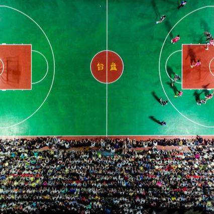 貴州“村超”“村BA”持續火熱背后的三個關鍵詞上萬人的看臺座無虛席，耳邊是吶喊聲、加油聲、喝彩聲，這就是體育帶給廣大人民群眾發自內心的一種快樂的表達……