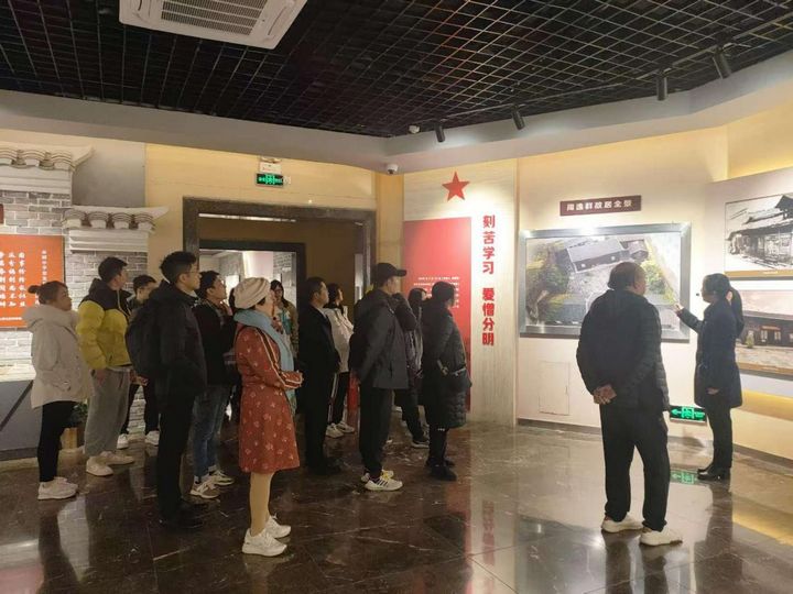 考察團一行參觀周逸群陳列館。