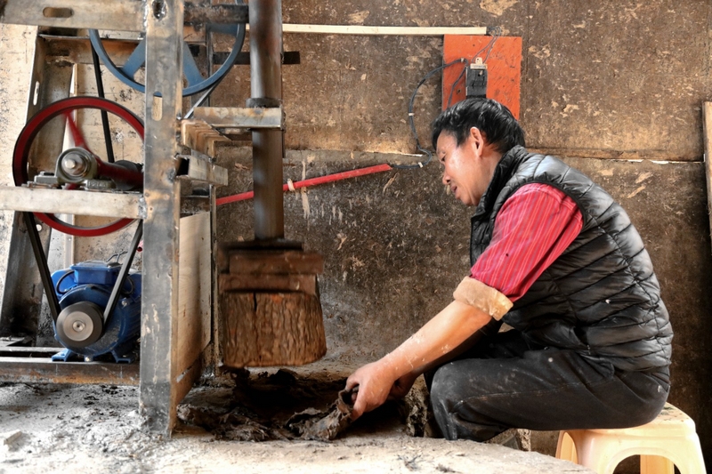 今年58歲的任廷龍，從事手工造紙已經46年，對整套工藝流程相當熟悉。張艦攝