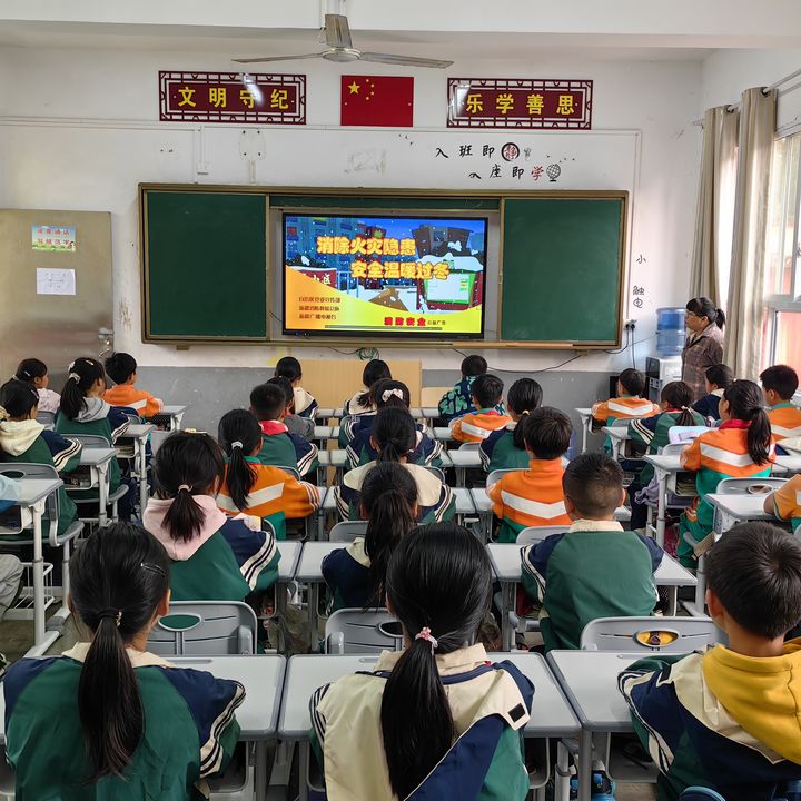 在石阡縣坪山小學，各班正利用主題班會，開展消防安全主題班會。白雪攝