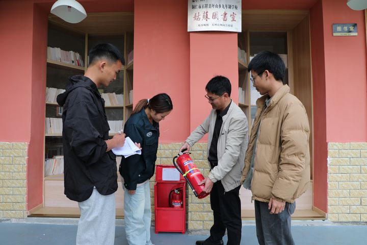 在石阡縣坪山小學，該校正在進行一月一次的隱患工作。楊文美攝