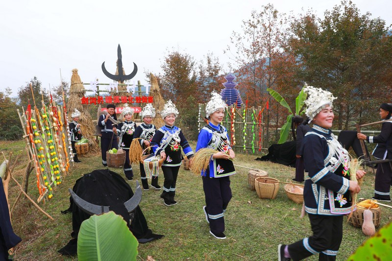 化敖村的村民們在彩排“村T”走秀表演 。