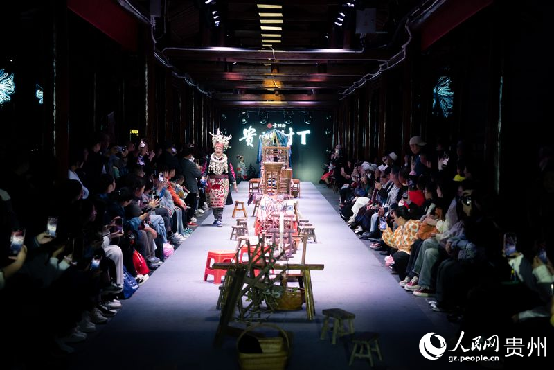  “村T”表演現場。人民網記者 涂敏攝