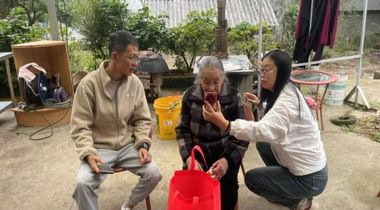 烏當區人社局看望慰問百歲老人