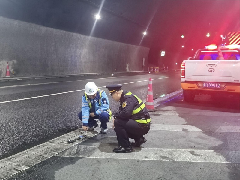 對隧道內燈光亮度進行取點抽查。張希 攝