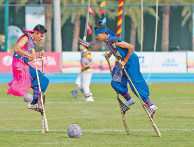 11月27日，湖北隊選手表演竹馬球。