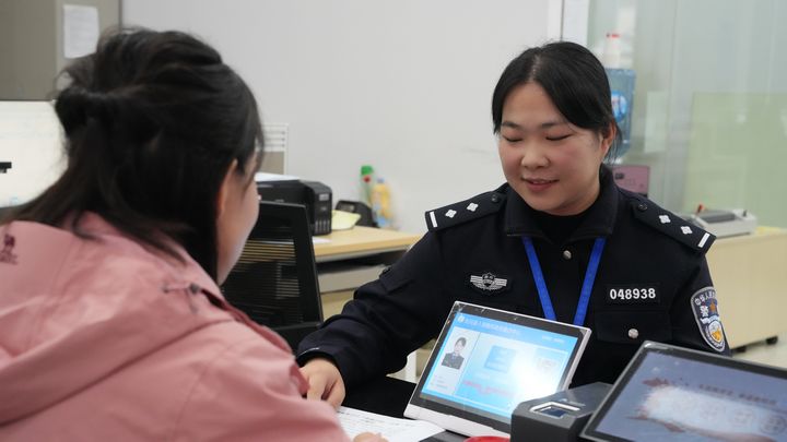 劍河縣政務服務中心公安窗口人員正在給群眾辦理業務。