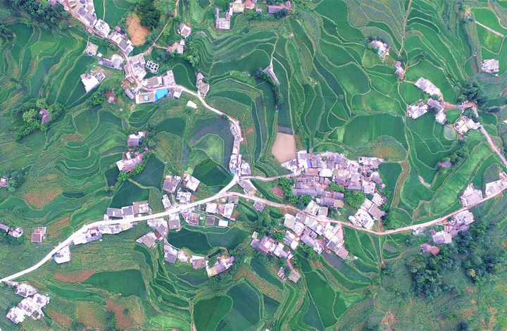 背坐村民居與梯田。吳貴榮攝