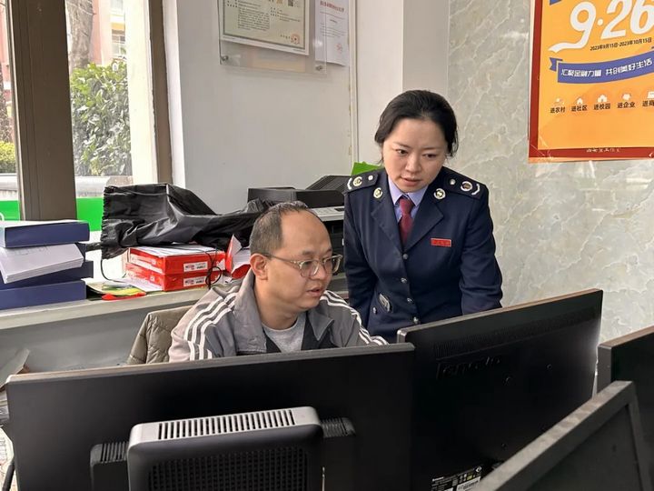 稅務干部到企業輔導納稅人解決涉稅難題。蔣婷攝