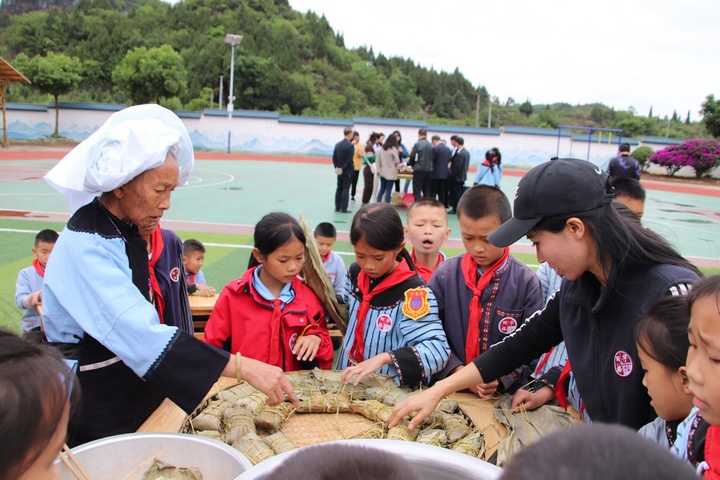 圖為組織學生開展布依民俗文化活動現場體驗。