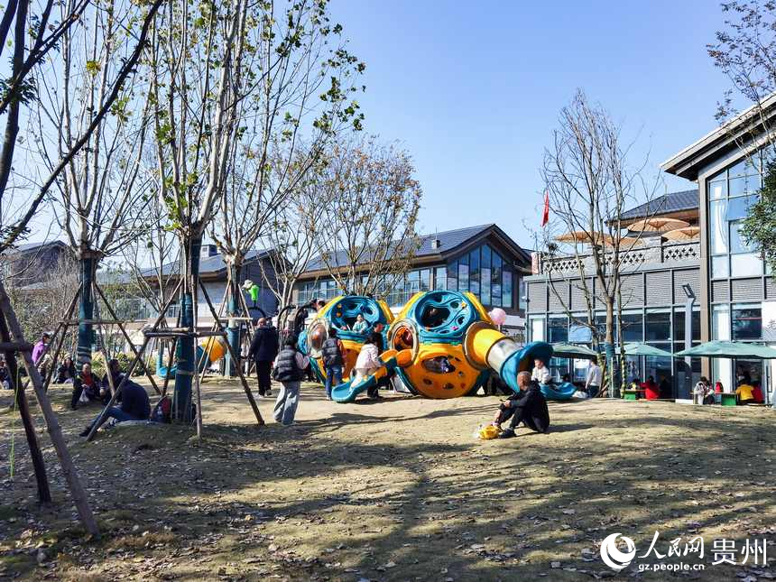 公園內玩耍的孩童。人民網記者 王秀芳攝