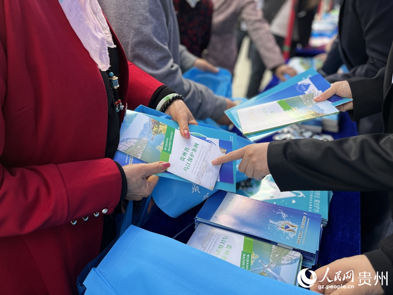 2023年“世界水日”“中國水周”宣傳活動上，市民領取法治宣傳手冊。人民網 陳潔泉攝