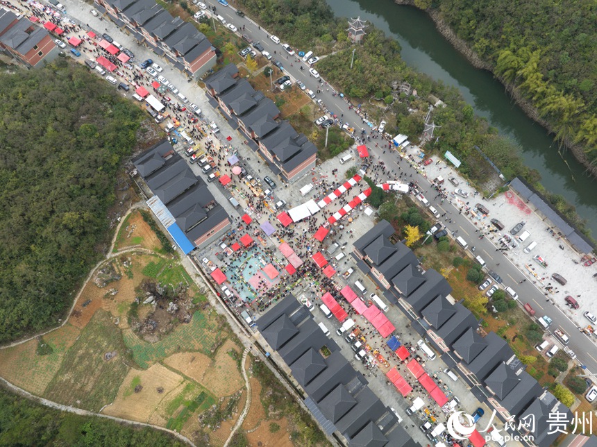 航拍烏當區下壩鎮特色助農集市。人民網 龍章榆攝