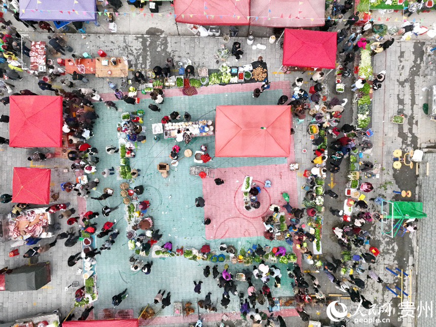 航拍烏當區下壩鎮特色助農集市。人民網 龍章榆攝