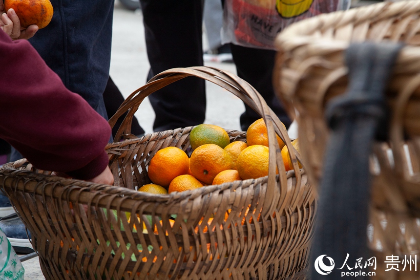 集市內村民展銷的農特產品。人民網 龍章榆 攝